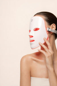 Modelo llevando la máscara facial LED GlowLabs Éclat