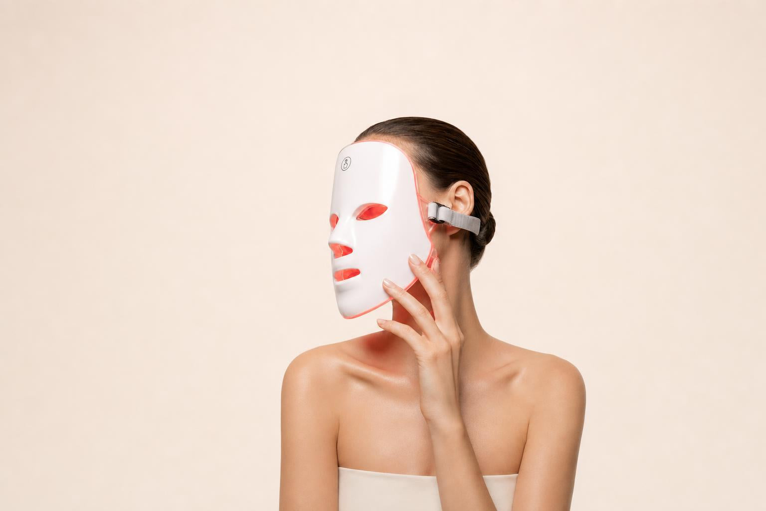 Modelo llevando la máscara facial LED GlowLabs Éclat